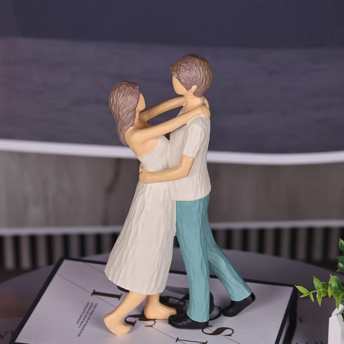 Resin Romantic Couple Figurine Statue For Lovers Present