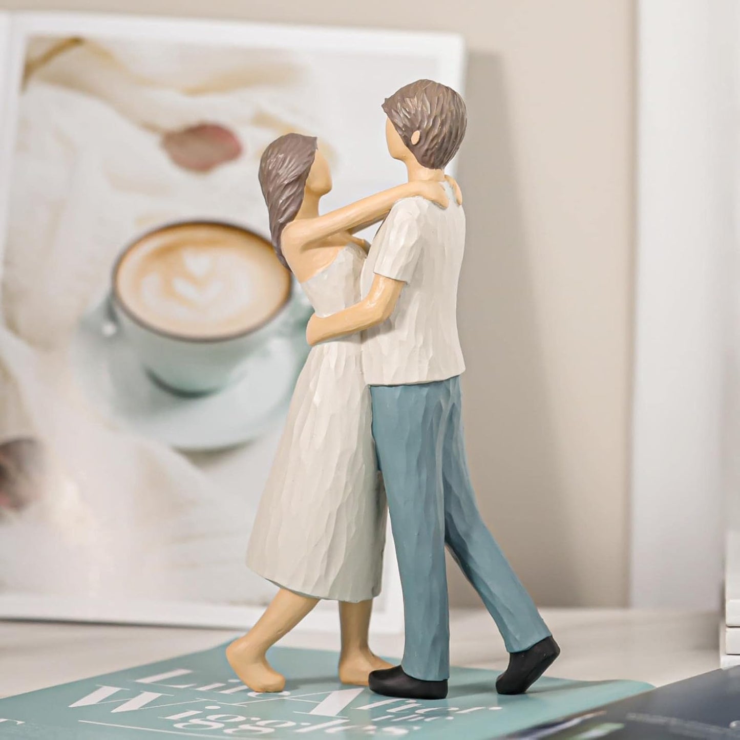 Resin Romantic Couple Figurine Statue For Lovers Present
