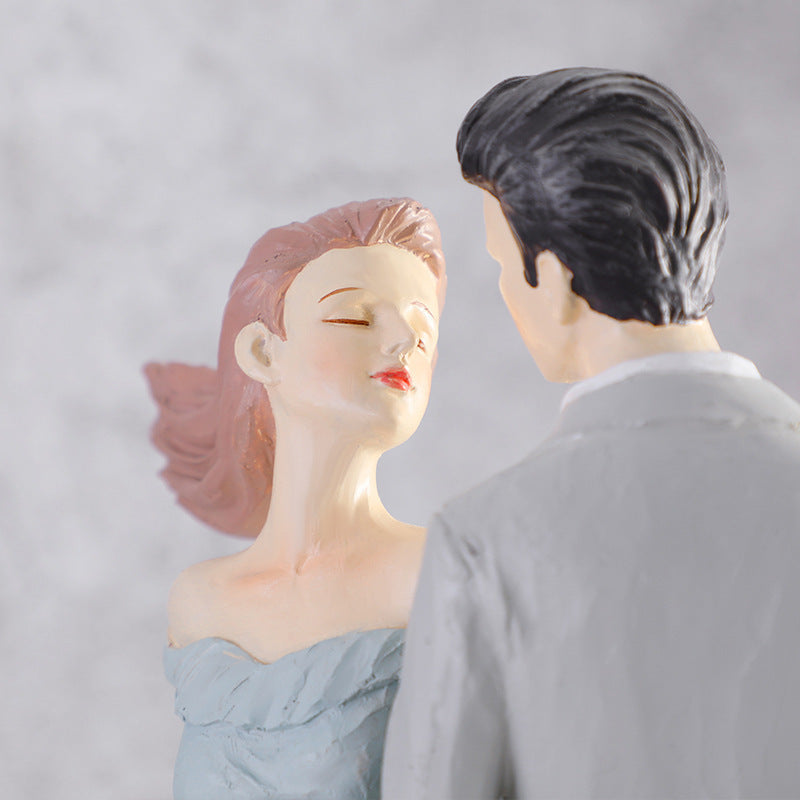 Resin Creative Lovely Couple Statue – Romantic Lover Sculpture & Home Décor