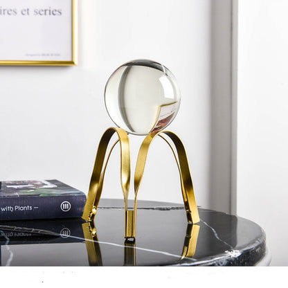 Artisanat moderne avec une boule de cristal en métal