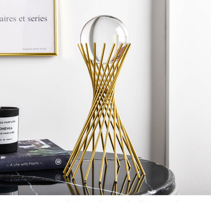 Artisanat moderne avec une boule de cristal en métal