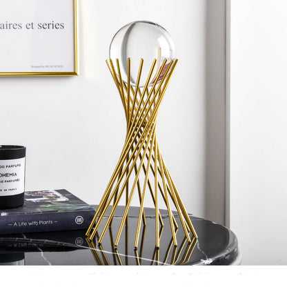 Artisanat moderne avec une boule de cristal en métal