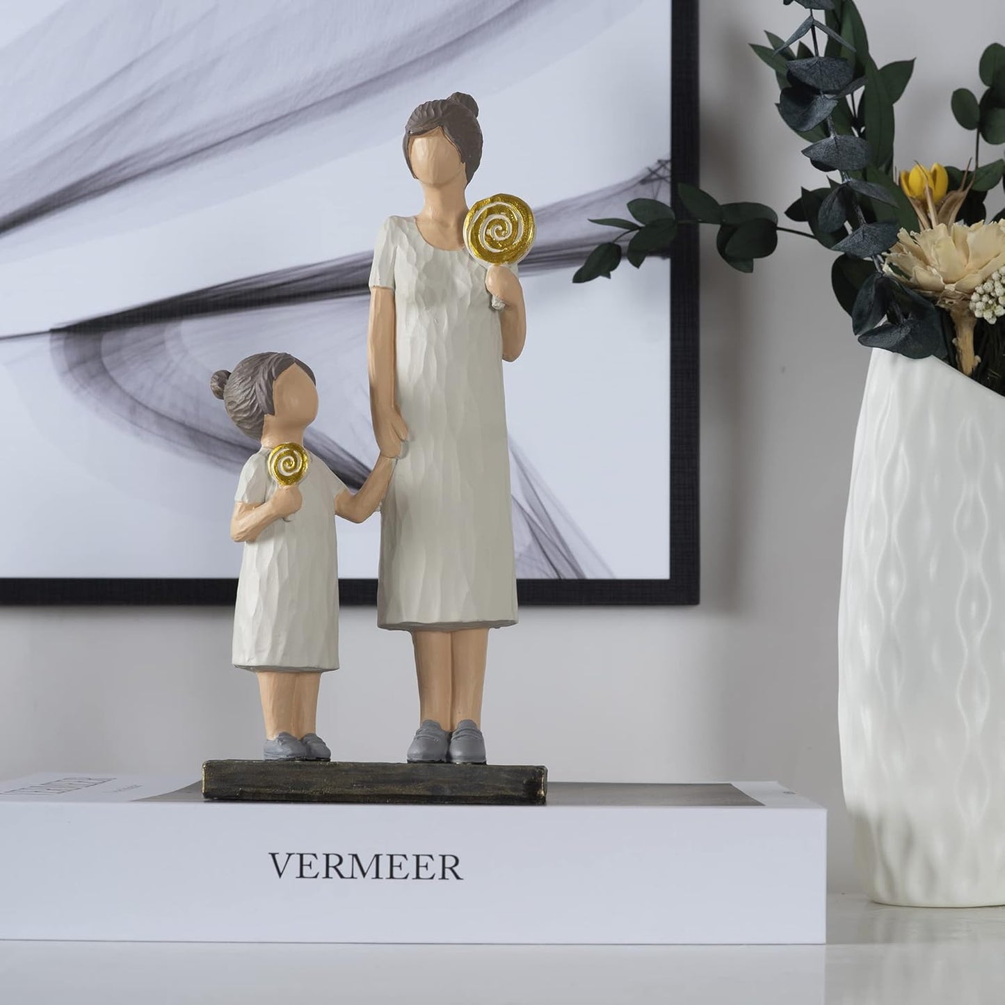 Resin Mother Daughter Holding Candy Figures