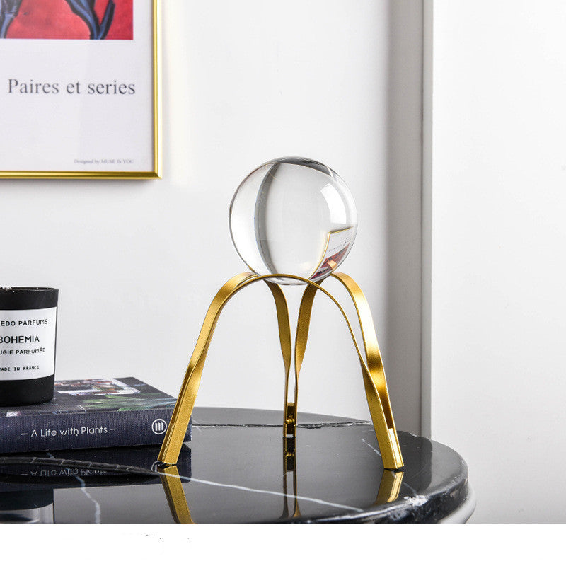Artisanat moderne avec une boule de cristal en métal