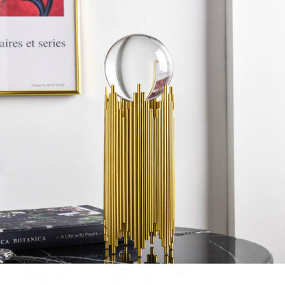 Artisanat moderne avec une boule de cristal en métal