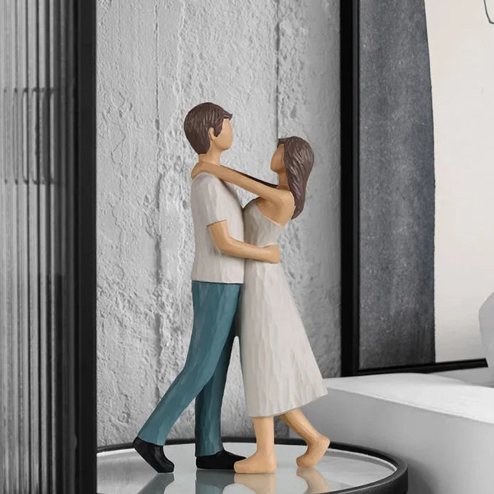 Resin Romantic Couple Figurine Statue For Lovers Present