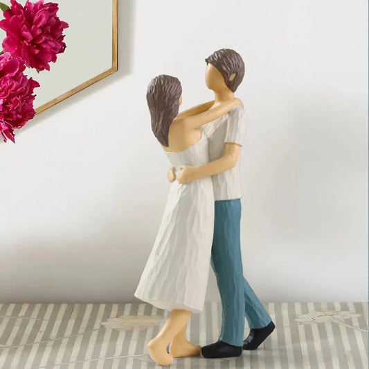 Resin Romantic Couple Figurine Statue For Lovers Present