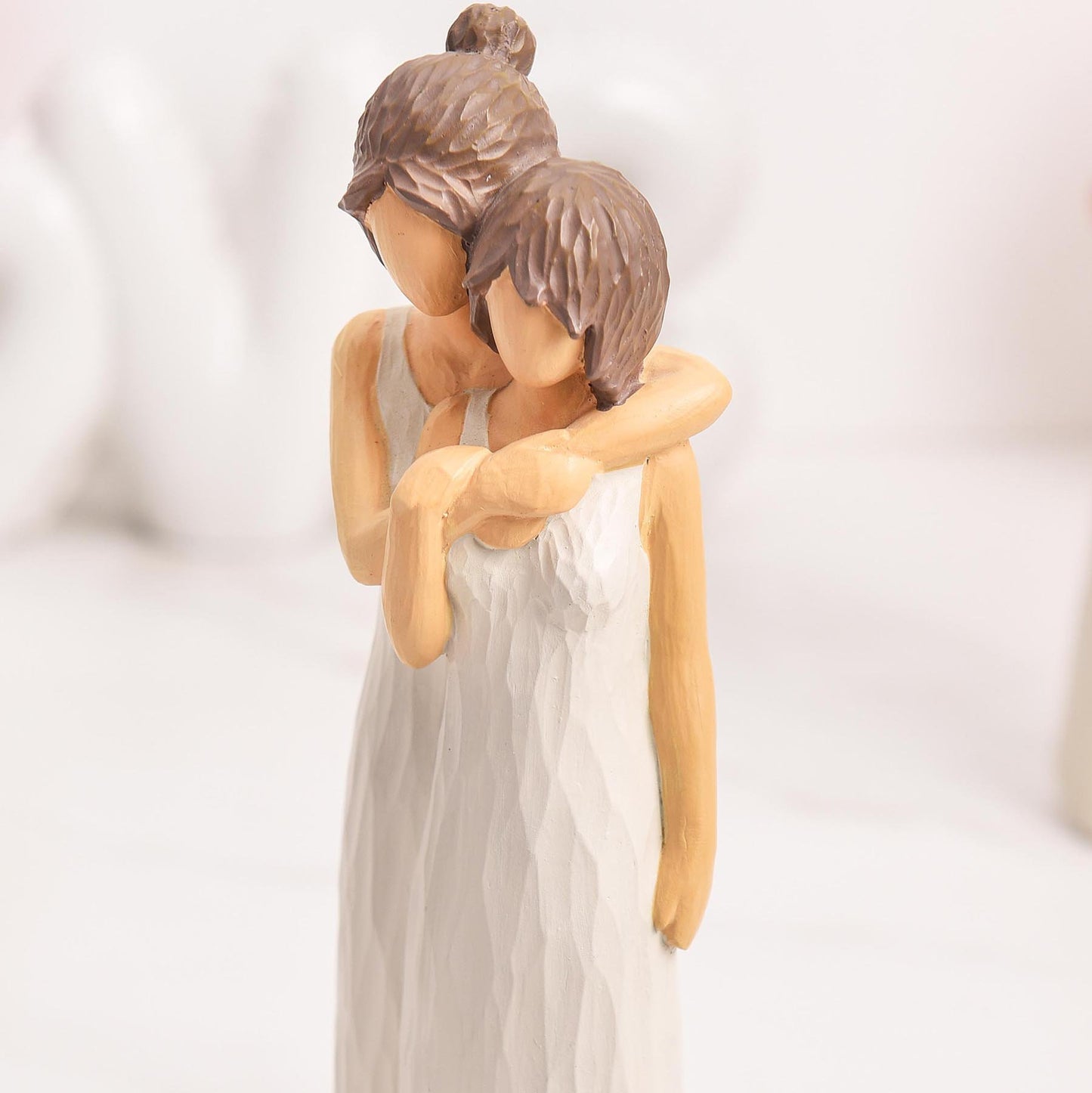 Resin Mother Daughter Hugging Heart Figurines Ornament
