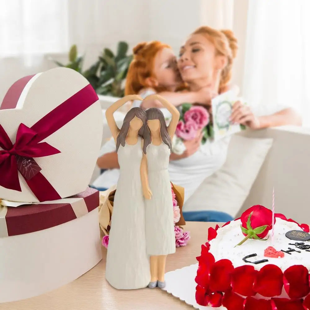 Resin Mother Daughter Hugging Heart Figurines Ornament