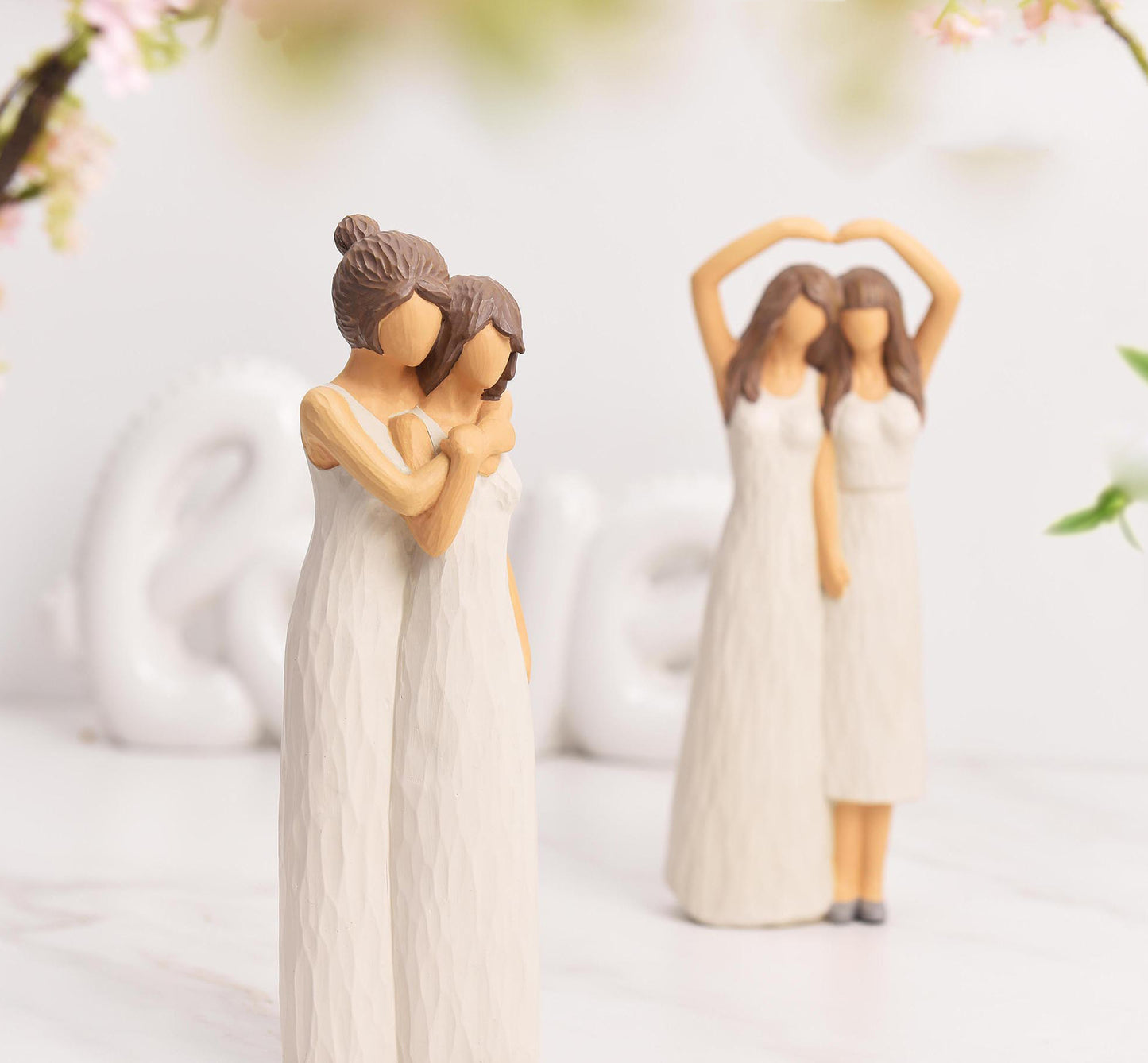 Resin Mother Daughter Hugging Heart Figurines Ornament